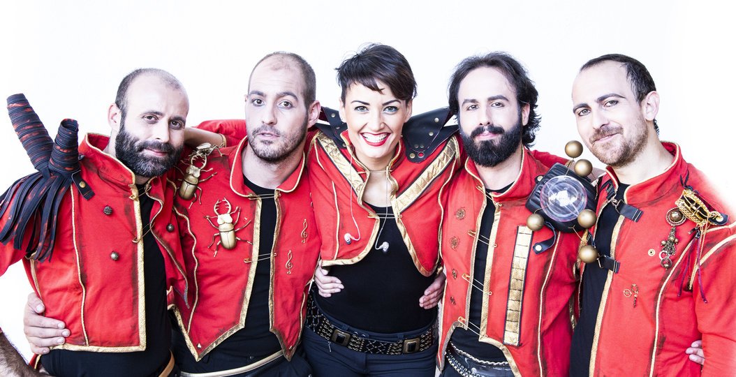 Imagen de 5 personas de una banda posando en un estudio