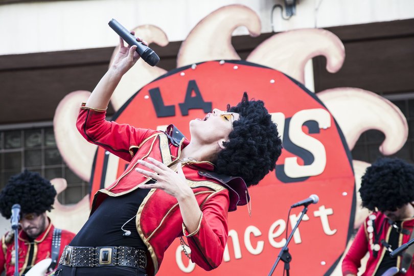 Imagen de una persona con una peluca afro cantando
