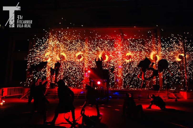 Imagen de una escenografía a oscuras e iluminado con la luz de los fuegos artificiales