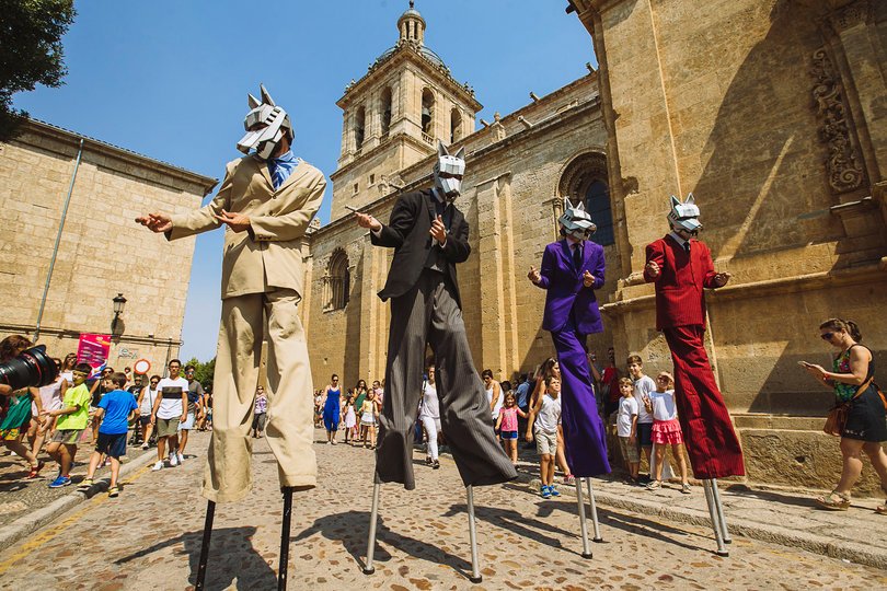 Imagen de 4 personas bailando vestidas con trajes de colores y con máscaras de lobos