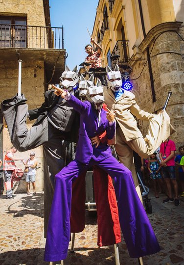 Imagen de 4 personas vestidas con trajes de colores y con máscaras de lobos posando