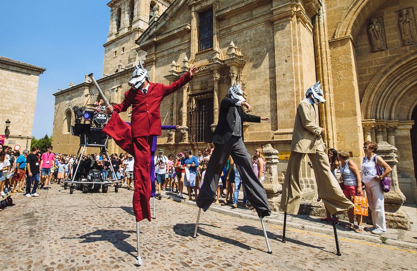 Imagen de 4 personas bailando y andando vestidas con trajes de colores y con máscaras de lobos