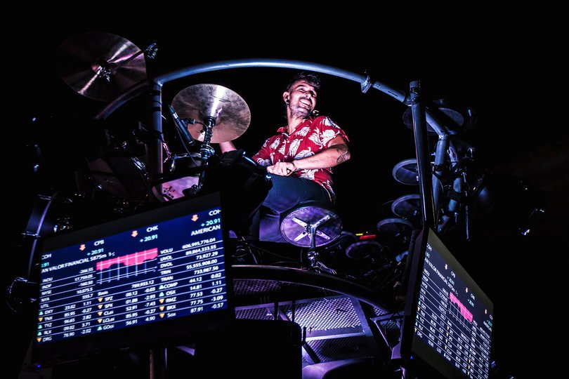 Imagen de una persona tocando la batería encima de una plataforma metálica