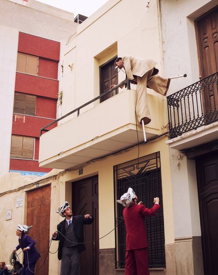 Imagen de una persona impulsando a otro a un balcón