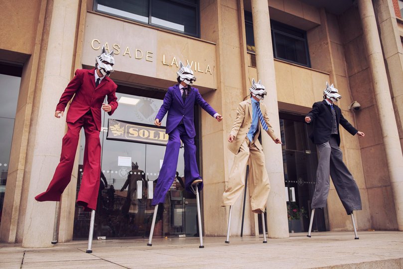 Imagen de 4 personas vestidas con trajes de colores y con máscaras de lobos