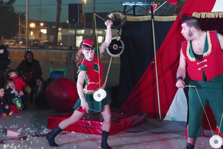 Imagen de una persona haciendo malabares con un diábolo y otra observando