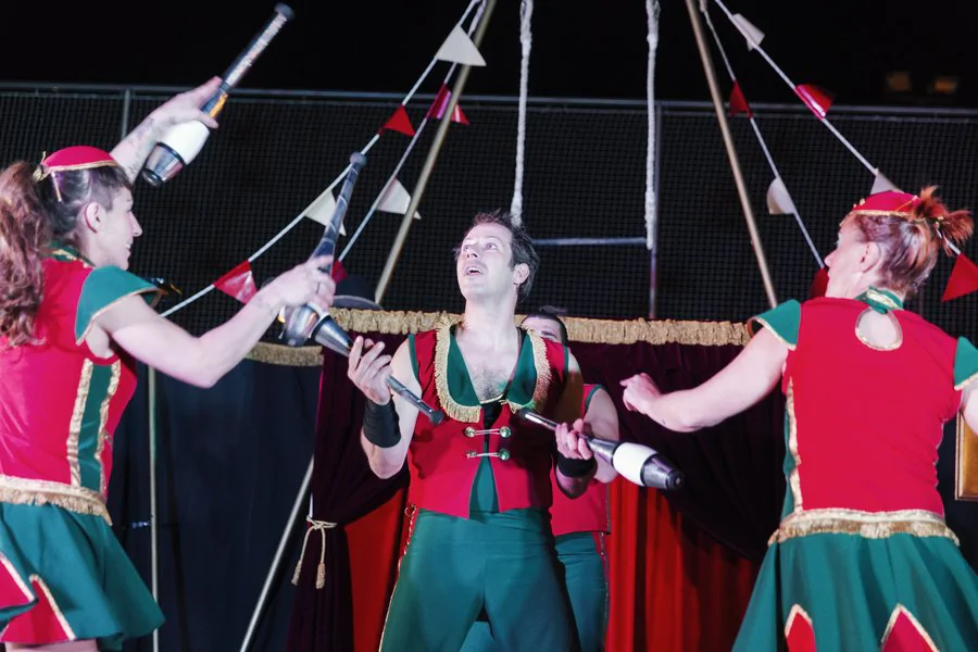 Imagen de 3 personas haciendo malabares con bolos