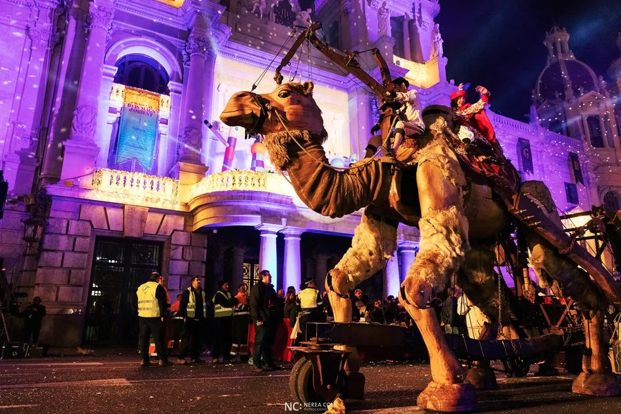 imagen de un camello artificial en un desfile