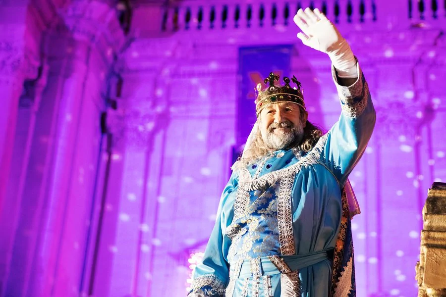 Imagen de un rey mago saludando