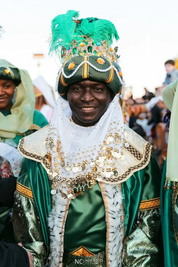 Imagen de una persona con vestimenta árabe en un desfile