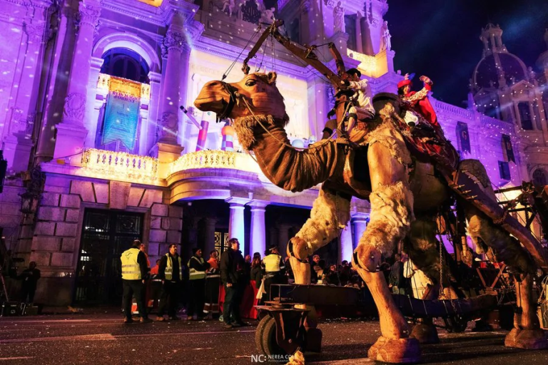 imagen de un camello artificial en un desfile