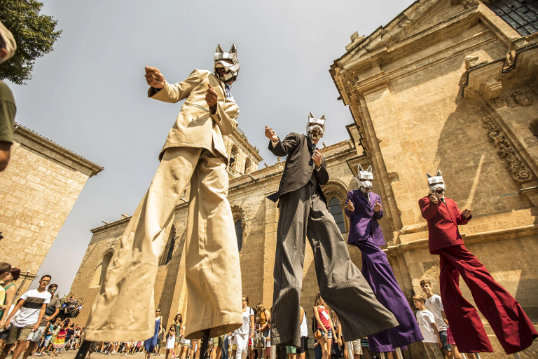 imagen de personas disfrazadas y con zancos