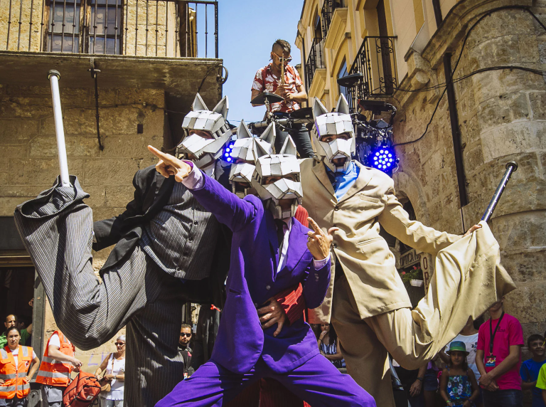 imagen de personas disfrazadas, con zancos y posando