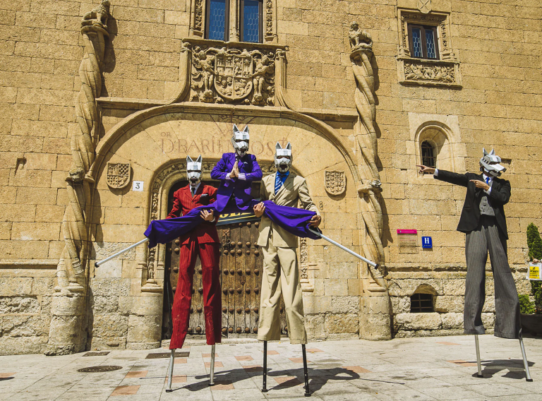 imagen de un espectáculo disfrazadas, con zancos y posando